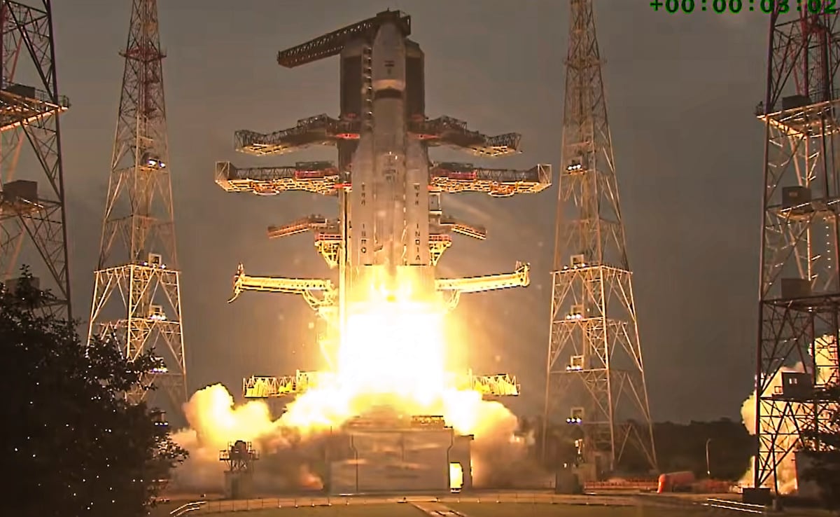 आसमां में चला अपना बाहुबली और गर्व से भर गया हर भारतीय का सीना... 