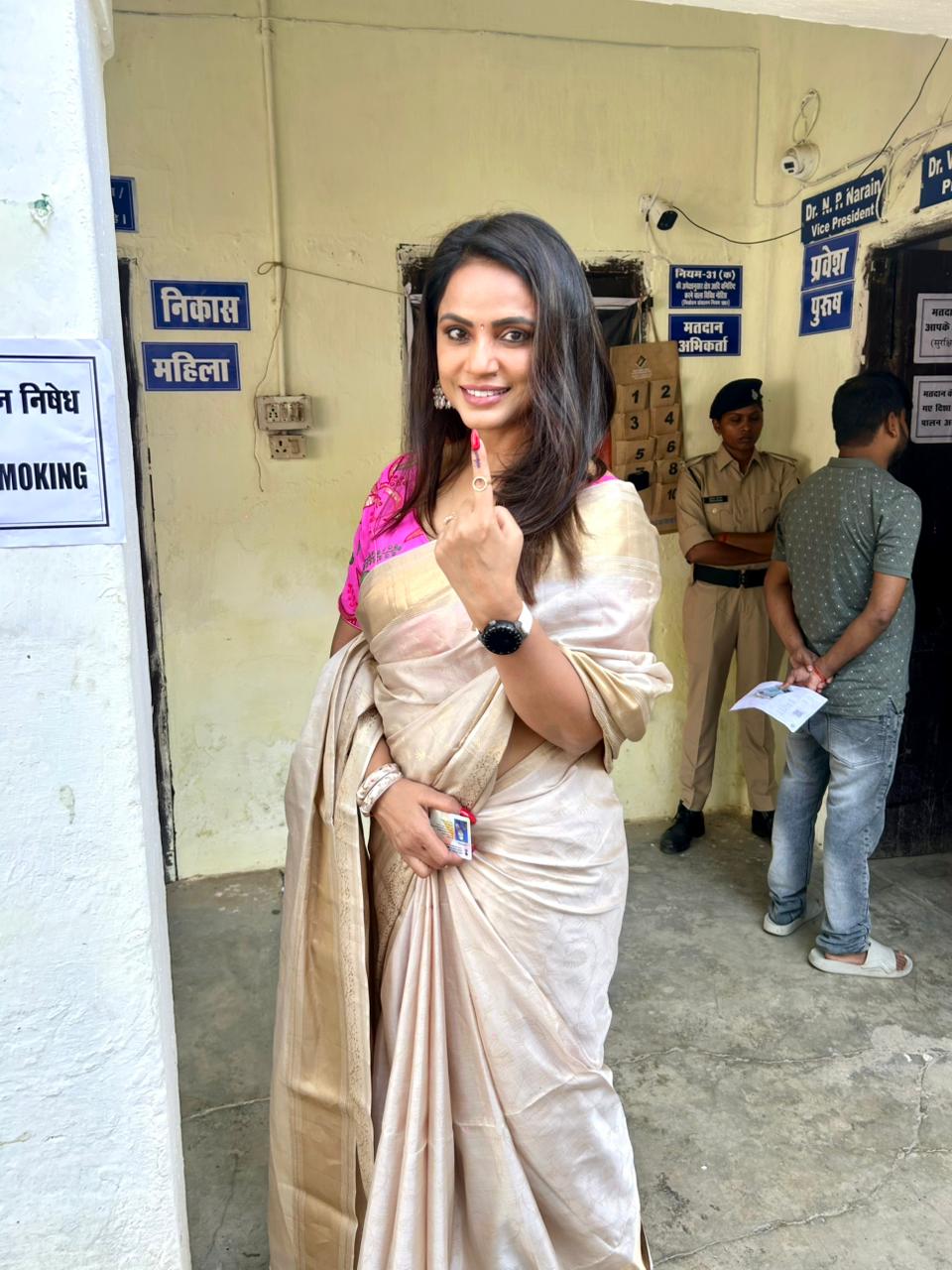 Bihar Election 2025: एक्ट्रेस नीतू चंद्रा ने डाला वोट, लोगों से की मतदान करने की अपील