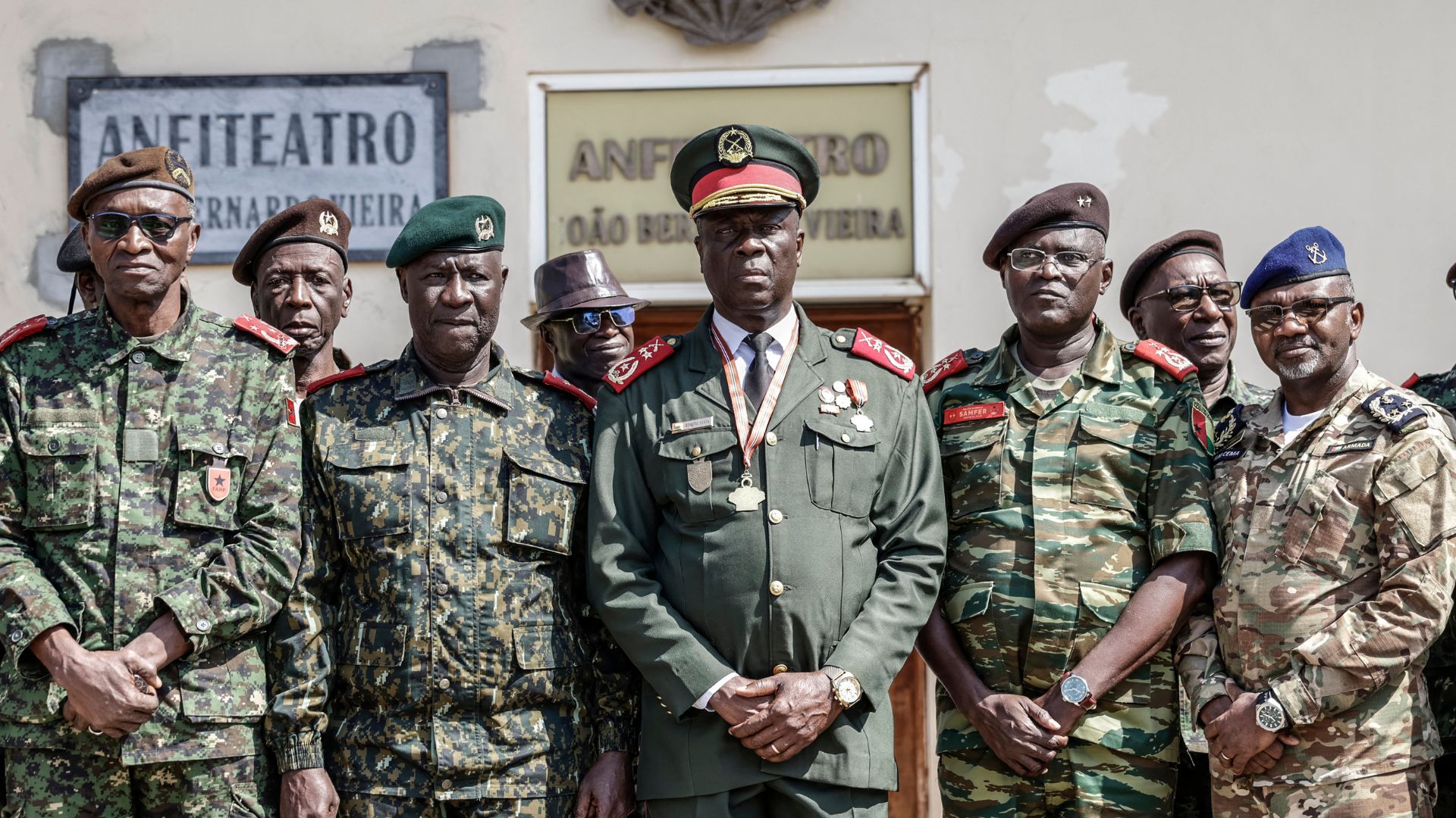 51 साल में 4 बार तख्तापलट... अब इस अफ्रीकी देश में सेना ने हथियाई कुर्सी, राष्ट्रपति जान बचाकर भागे