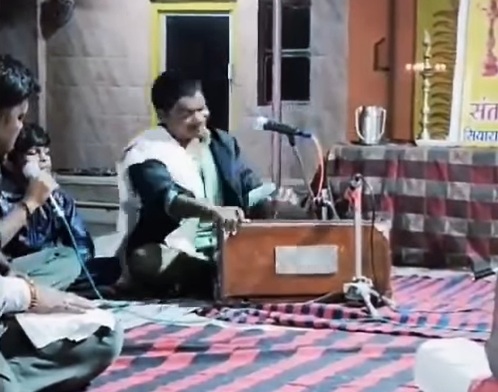 बागेश्वर धाम में गाई एक गजल ने बदल दी महेश्वर के अमित की जिंदगी, कनाडा और टी सीरीज से मिले ऑफर