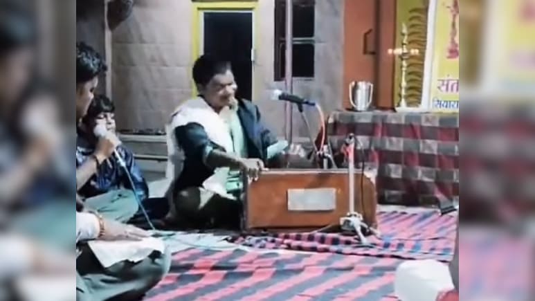 बागेश्वर धाम में गाई एक गजल ने बदल दी महेश्वर के अमित की जिंदगी, कनाडा और टी सीरीज से मिले ऑफर