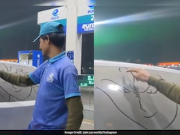 गजब का आर्टिस्ट निकला ये पेट्रोलकर्मी, कार पर सनी धूल पर बना डाला फेमस कार्टून कैरेक्टर