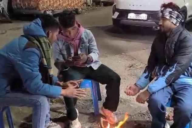 घर के बाहर अलाव जलाते दिखे लोग घर के बाहर अलाव जलाते दिखे लोग