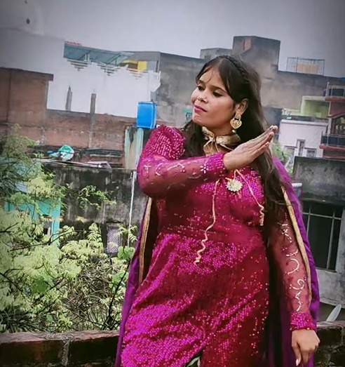 जूनियर जीनत अमान के 11 साल के बेटे ने बनाया वीडियो, धर्मेंद्र की फिल्म धरमवीर के गाने पर छत पर खूब किया डांस