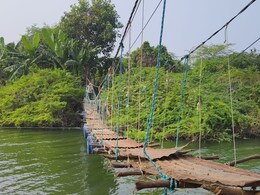 सरकार का वादा फेल... पर लोगों ने नहीं मानी हार, बड़वानी में ग्रामीणों ने बना दिया 80-90 फीट लंबा झूला पुल