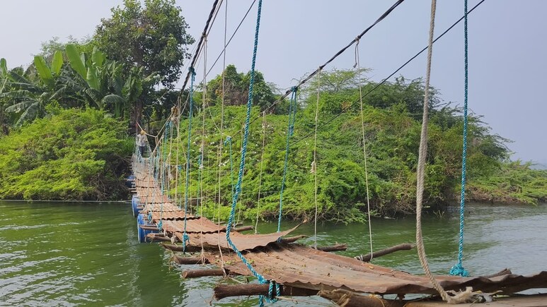 सरकार का वादा फेल... पर लोगों ने नहीं मानी हार, बड़वानी में ग्रामीणों ने बना दिया 80-90 फीट लंबा झूला पुल