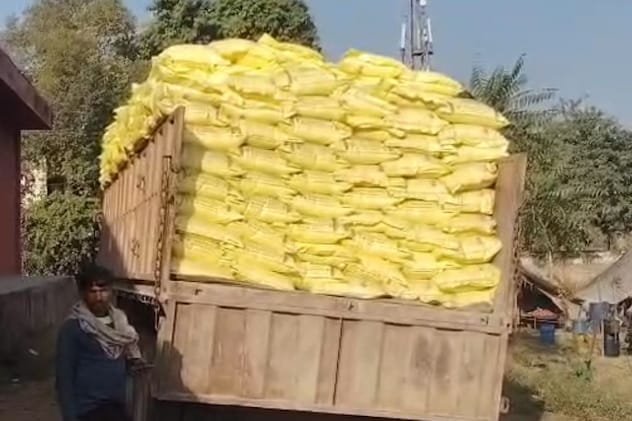 GSS पर किसानों में बंटने पहुंची यूरिया खाद