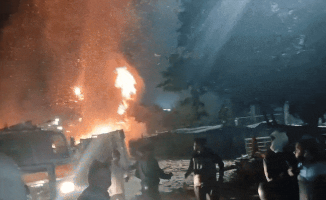 Rajasthan: नशे में धुत ट्रक चालक ने खोखों में घुसाया ईंटों से भरा ट्रक, आग लगने से मचा हड़कंप