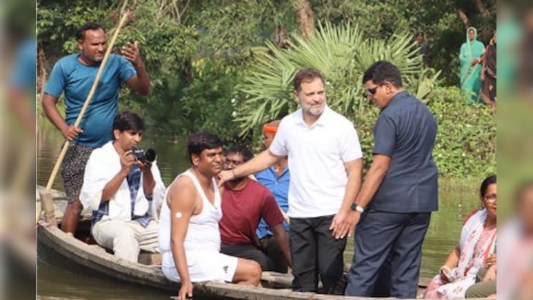 बिहार चुनाव: राहुल गांधी ने तालाब में लगाई छलांग, मछुआरों के साथ देसी अंदाज में पकड़ी मछली बिहार चुनाव: राहुल गांधी ने तालाब में लगाई छलांग, मछुआरों के साथ देसी अंदाज में पकड़ी मछली