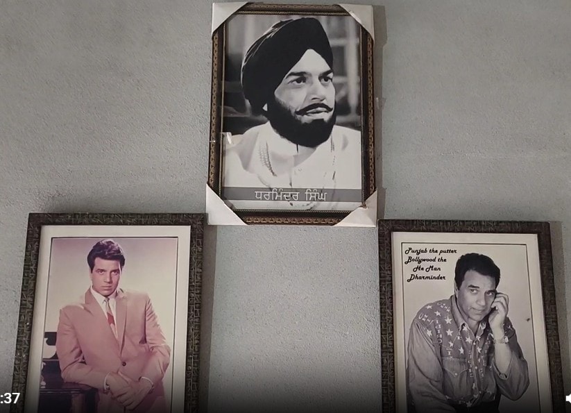 धरम पाजी के फैन ने घर में लगा रखी हैं उनकी कई तस्वीरें.