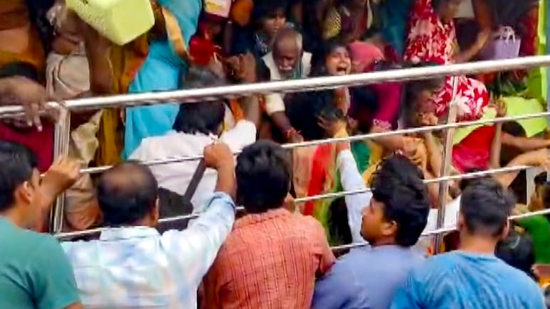 आने-जाने का एक ही था रास्ता... आंध्र प्रदेश के मंदिर में कैसी मची भगदड़, जानें टॉप अपडेट्स आने-जाने का एक ही था रास्ता... आंध्र प्रदेश के मंदिर में कैसी मची भगदड़, जानें टॉप अपडेट्स
