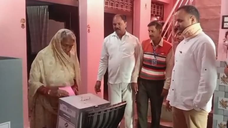 अंता उपचुनाव 2025 में सबसे पहले  बुजुर्गों ने डाला वोट, मतदान पेटी के साथ हर दरवाजे पहुंचे अधिकारी