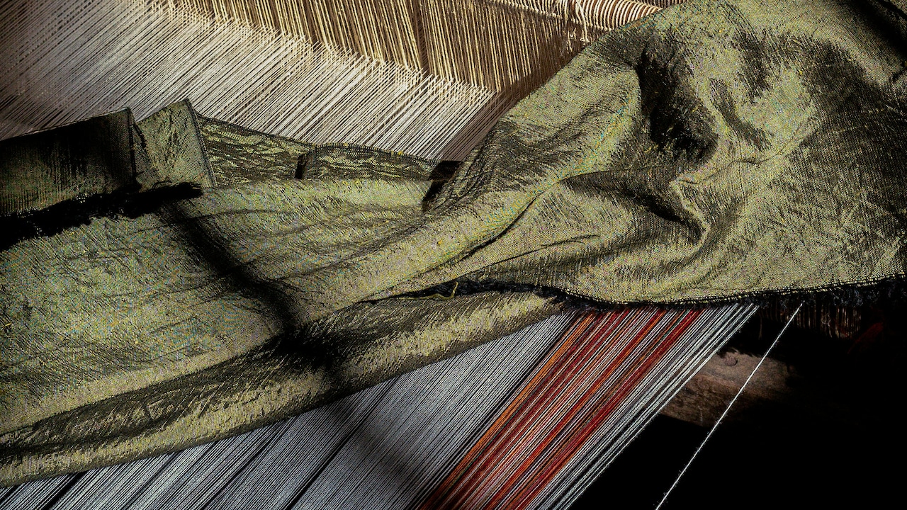 How To Drape Shawls: Styles That Look Elegant And Stay Secure How To Drape Shawls: Styles That Look Elegant And Stay Secure