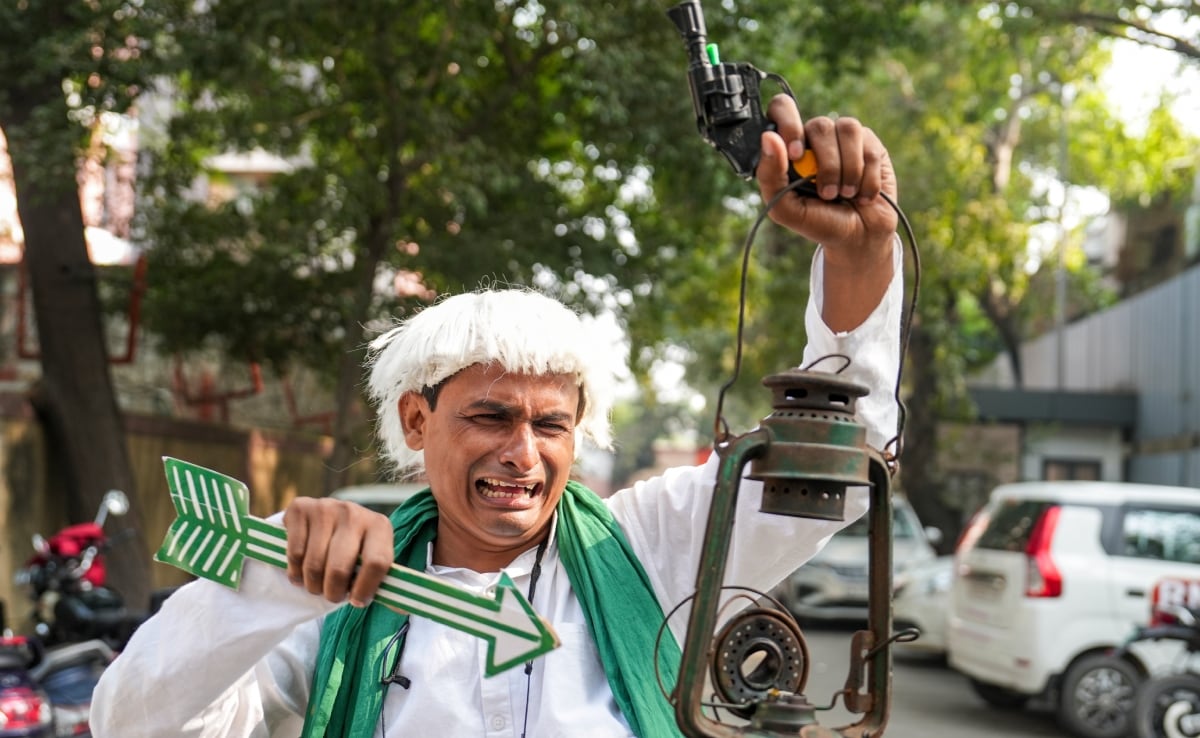 बिहार विधानसभा चुनाव की मतगणना के रूझानों के बाद पटना में प्रदर्शन करता एक जेडीयू समर्थक.