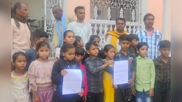 &lsquo;कलेक्टर साहब&hellip; मास्टर साहब ने हमारी किताब बेच खाई&rsquo;, बच्चों की गुहार से गूंजा जनसुनवाई कक्ष