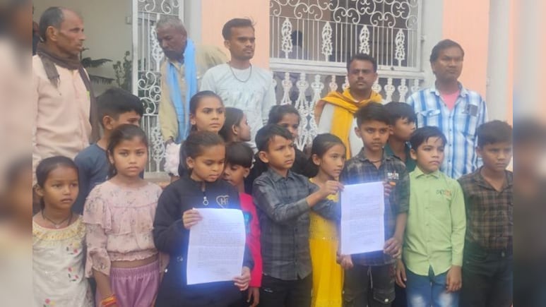 ‘कलेक्टर साहब… मास्टर साहब ने हमारी किताब बेच खाई’, बच्चों की गुहार से गूंजा जनसुनवाई कक्ष