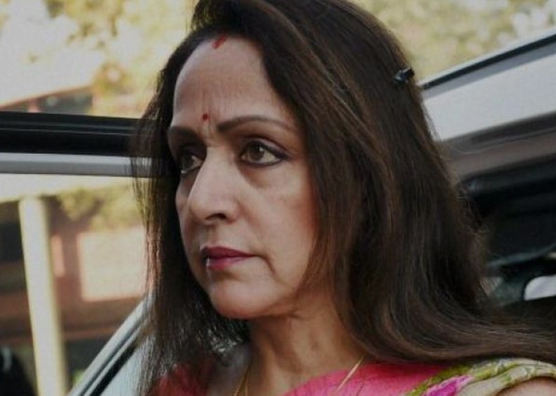 धर्मेंद्र की मौत की झूठी खबर फैलाने वालों पर भड़कीं हेमा मालिनी, सोशल मीडिया पर फैन बोले- आपके असली मुजरिम...