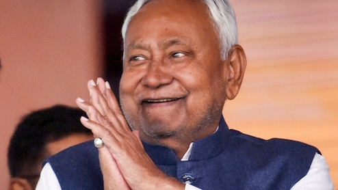 नीतीश निभाएंगे वादा! 10 लाख महिलाओं को देंगे 10-10 हजार की पहली किस्त, जानें- कब कैसे मिलेंगे पैसे