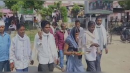 आदिवासी पर&zwj;िवार ने बेटे की मौत के बाद अस्&zwj;पताल में बुलाई आत्मा! ढोल बजाकर घर ले गए