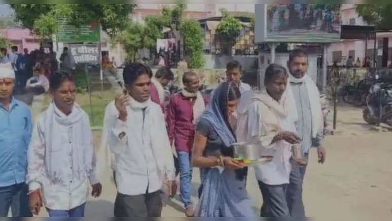 आदिवासी पर‍िवार ने बेटे की मौत के बाद अस्‍पताल में बुलाई आत्मा! ढोल बजाकर घर ले गए