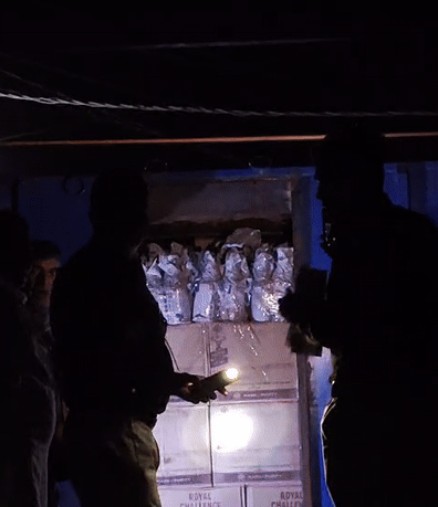 Rajasthan: ट्रक में लॉकर रूम बनाकर छिपाई शराब की 1 हजार से ज्यादा बोतलें, तस्करों ने अपनाया नायाब पैंतरा