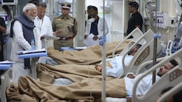 PM Modi Meets Delhi Blast Victims At Hospital After Returning From Bhutan