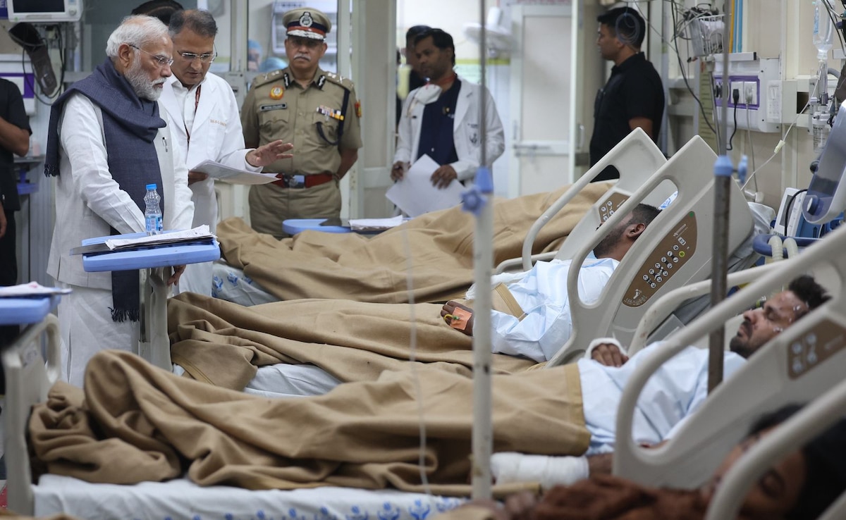 red fort blast delhi PM narendra Modi Visits Delhi Blast Victims At Hospital After Returning From Bhutan