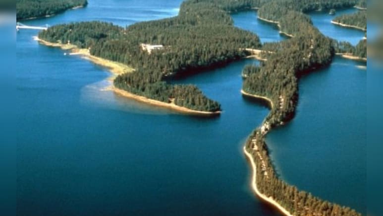 झीलों का शहर तो सुना होगा, लेकिन किसे कहते हैं झीलों का देश?