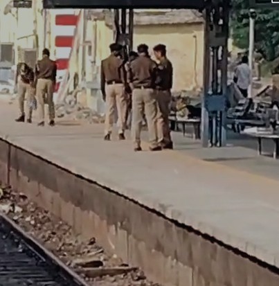 मिर्जापुर रेलवे ट्रैक पर यात्रियों पर कैसे चढ़ी ट्रेन? जानें हादसे से जुड़ी हर एक बात