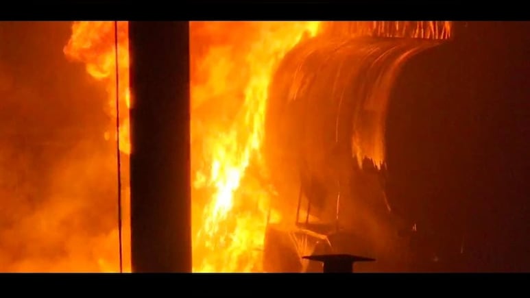 पीथमपुर की शिवम इंडस्ट्रीज ऑयल फैक्ट्री में भीषण आग,दो झुलसे, देर रात मची अफरा-तफरी