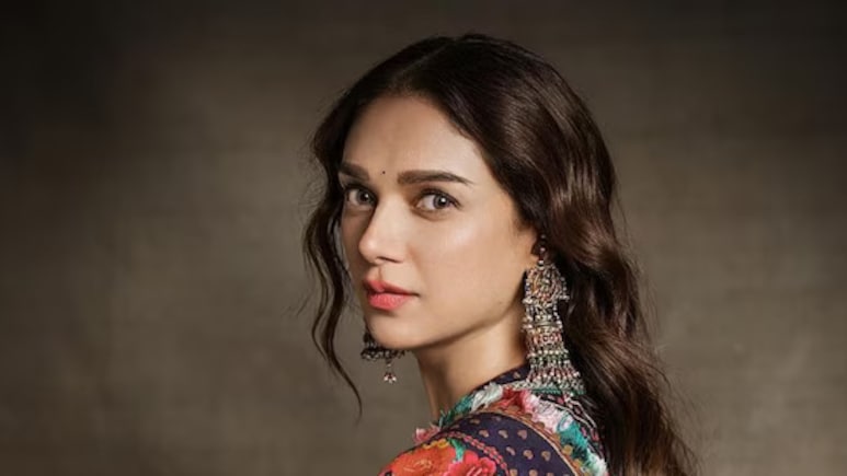 Aditi Rao Hydari Warns Fans About An Impersonator Reaching Out For Photoshoots On WhatsApp: "It Isn't Me"