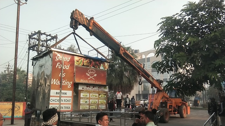 Chhattisgarh: NIT चौपाटी को हटाने निगम का अमला पहुंचा, बुलडोजर के सामने कांग्रेस नेता कर रहे विरोध 