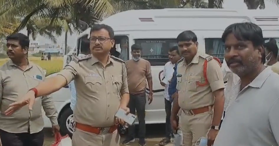 इंजीनियर हत्या की जांच में जुटी पुलिस टीम. इंजीनियर हत्या की जांच में जुटी पुलिस टीम.