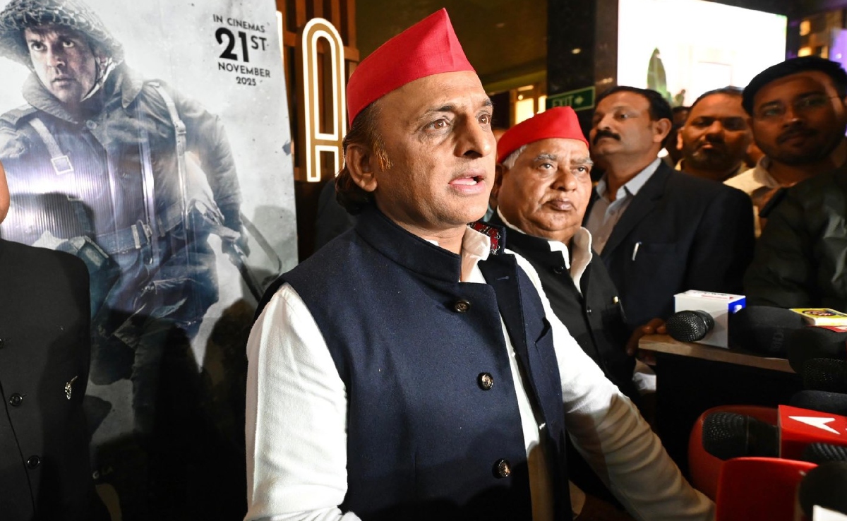 अखिलेश यादव ने फरहान अख्तर के साथ देखी '120 बहादुर', फिल्म देखने के बाद सेना में इस रेजीमेंट की मांग की