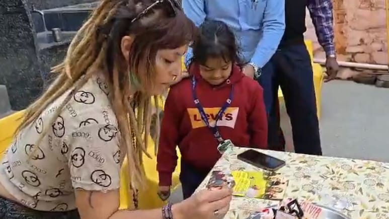 Rajasthan: 7 साल बाद एक वादे के लिए फ्रांस से नवलगढ़ आई विदेशी युवती, वजह जान कर चेहरे पर आ जाएगी मुस्कान