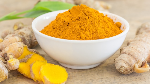 Ways that haldi or turmeric consumption can boost heart health.