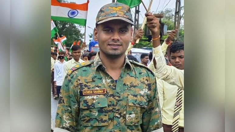 Naxal Encounter: नक्सलियों का हॉक फोर्स पर घात लगाकर हमला, दो बार वीरता पदक पा चुका जवान हुआ शहीद