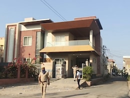 जर्मनी से लौटी महिला डॉक्टर का घर में मिला सड़ा हुआ शव, बदबू से परेशान पड़ोसियों ने बुलाई पुलिस 