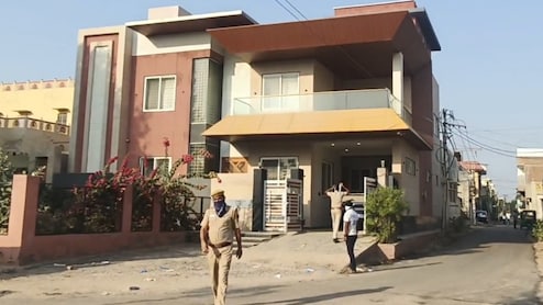 जर्मनी से लौटी महिला डॉक्टर का घर में मिला सड़ा हुआ शव, बदबू से परेशान पड़ोसियों ने बुलाई पुलिस 