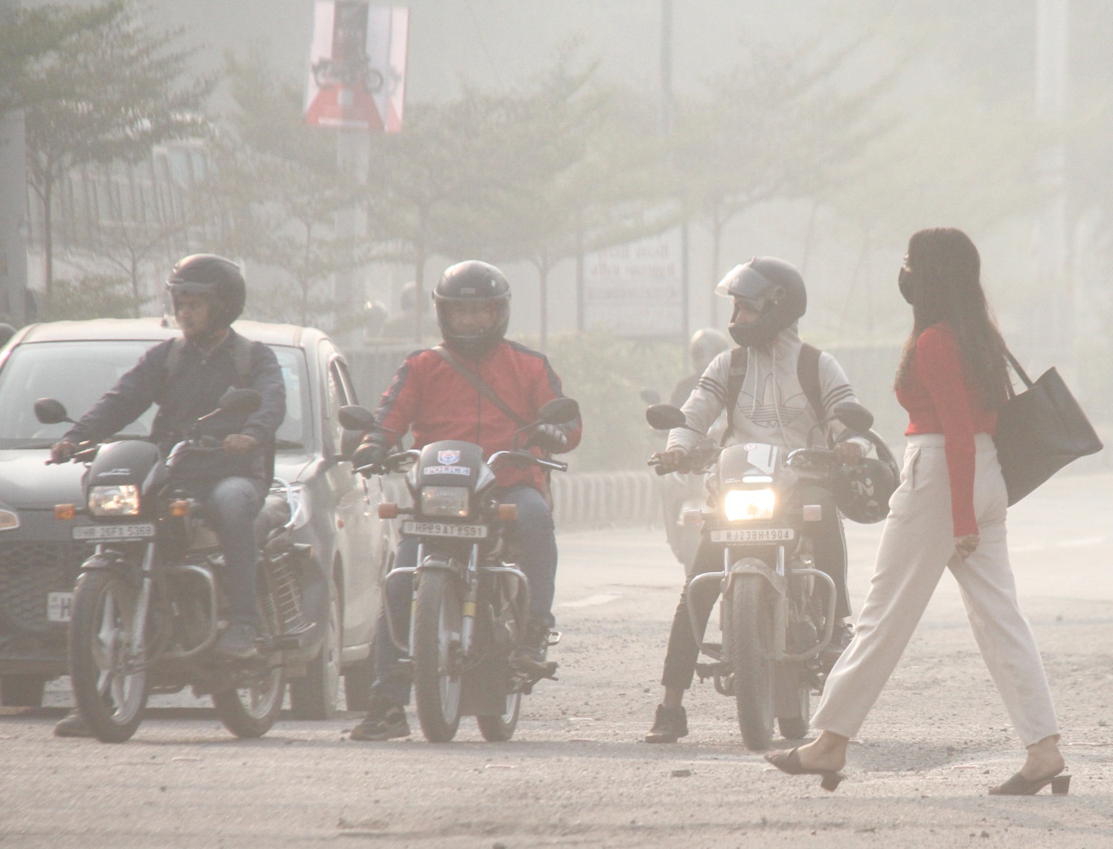 दिल्ली में स्कूल बंद, वर्क फ्रॉम होम का ऐलान पर प्रदूषण बेकाबू, AQI 400 पार, जानें नोएडा से गुरुग्राम तक हाल