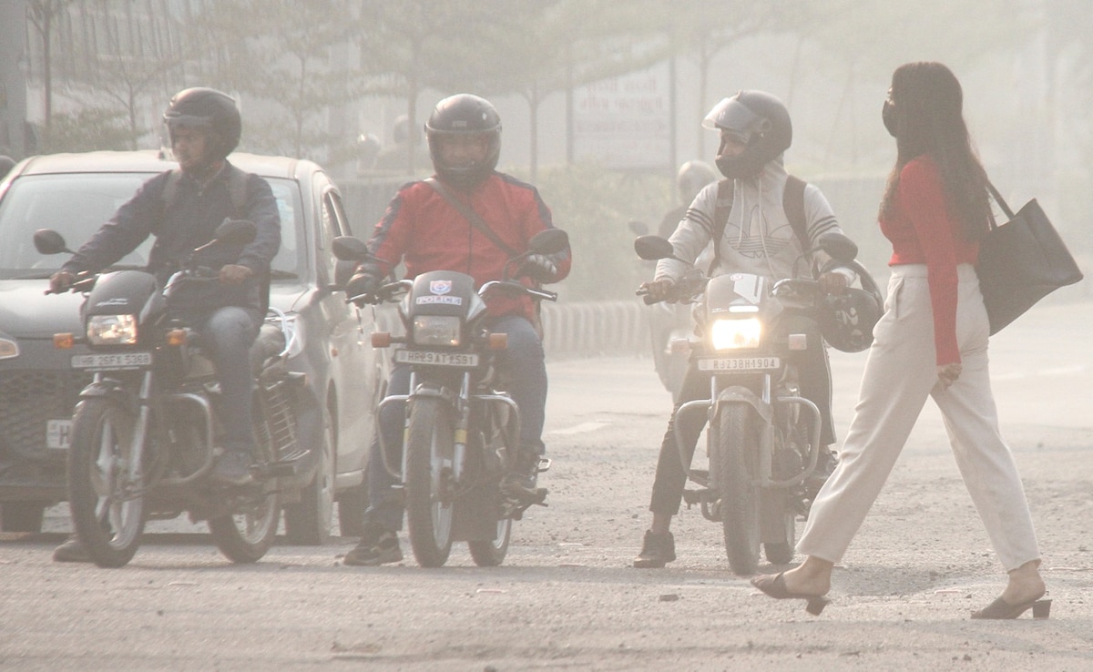 दिल्ली में स्कूल बंद, वर्क फ्रॉम होम का ऐलान पर प्रदूषण बेकाबू, AQI 400 पार, जानें नोएडा से गुरुग्राम तक हाल