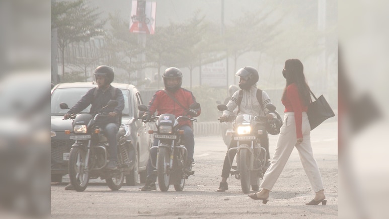 दिल्ली में स्कूल बंद, वर्क फ्रॉम होम का ऐलान, AQI अभी भी 400 पार, जानें नोएडा, गुरुग्राम तक क्या हाल