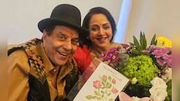Dharmendra Funeral:'हेमा यांना ती इज्जत मिळाली नाही', धर्मेंद्र यांच्या अंत्यसंस्कारावरून प्रसिद्ध लेखिका असं का म्हणाली?