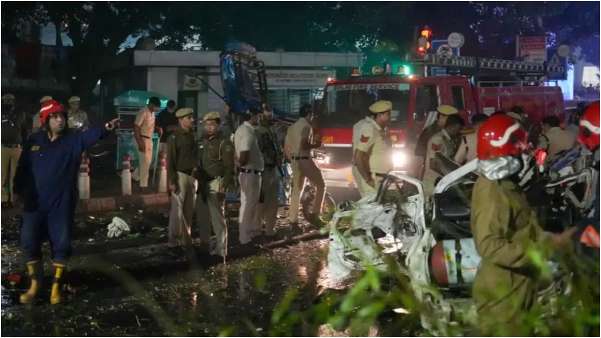 बचाव कार्य में लगी टीमें.