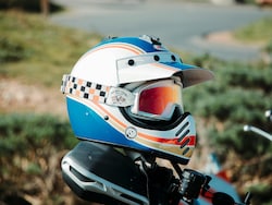 स्टाइलिश राइड के साथ पाएं बेहतरीन सेफ्टी, ऑर्डर करें हाई क्वालिटी Helmet जो दे स्मार्ट लुक और पूरी सुरक्षा