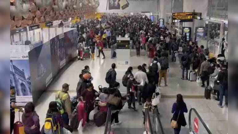 दिल्ली एयरपोर्ट पर 700 विमानों की रफ्तार थमी, यात्रियों ने NDTV को सुनाई आपबीती