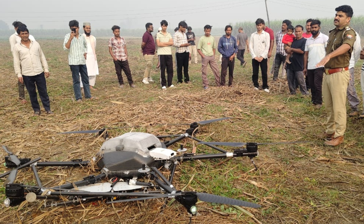 हापुड़ के खेत में गिरा विशालकाय ड्रोन, देखने के लिए लगी भीड़, कब्जे में लेकर पुलिस ने शुरू की जांच