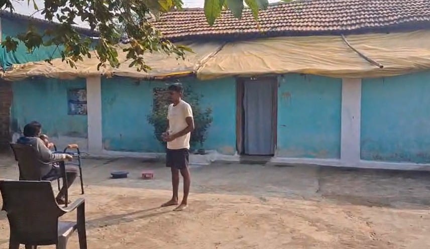 अपने घर के सामने खड़ा किसान रोशन. अपने घर के सामने खड़ा किसान रोशन.