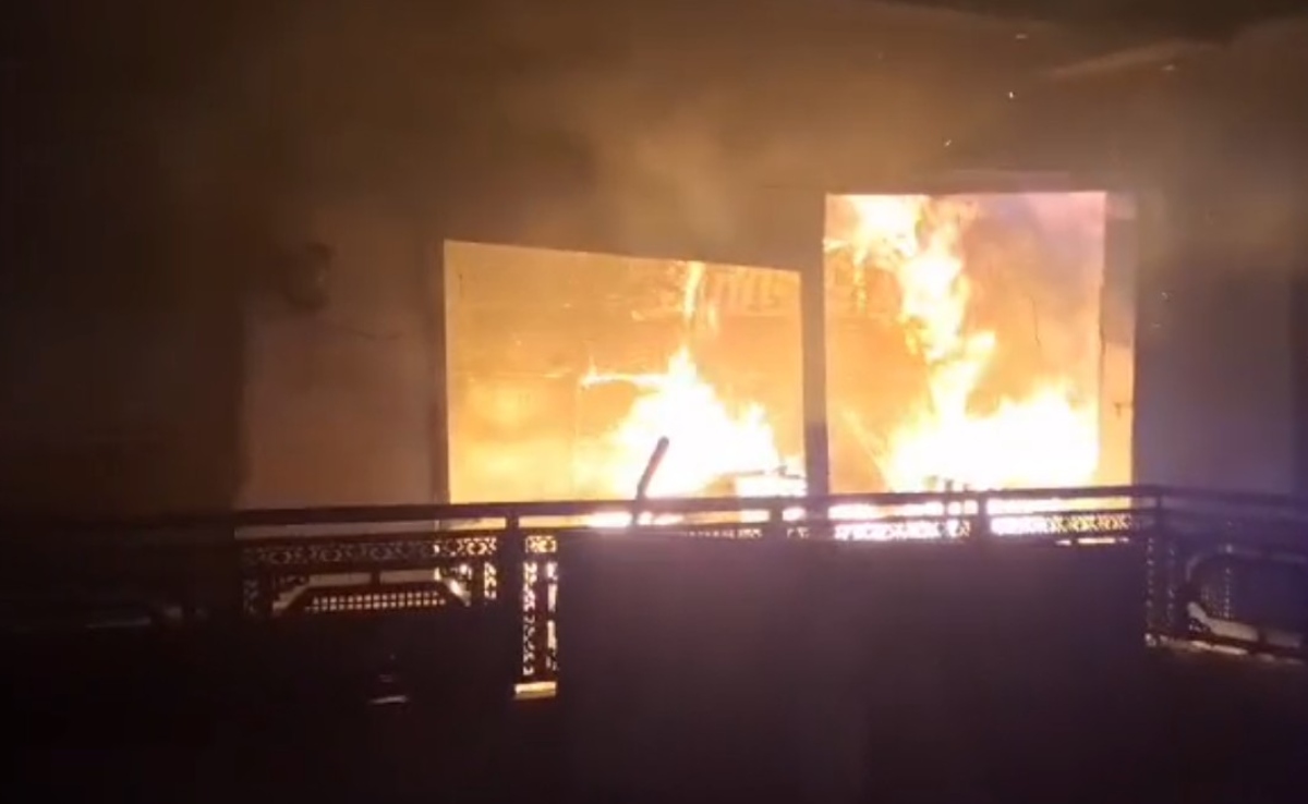 हाथरस में धू धू कर जला उठा रेडीमेड कपड़ों का शोरूम, लाखों का सामान जलकर हुआ राख