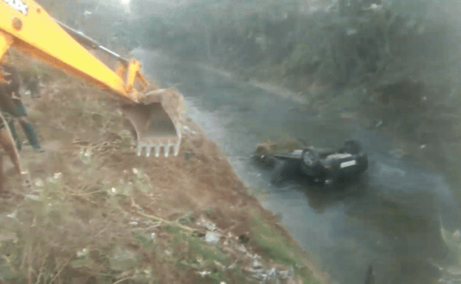 Rajasthan: कालीसिल बांध की नहर में गिरी बेकाबू लग्जरी कार, अंदर मिलीं शराब की बोतलें; चालक लापता